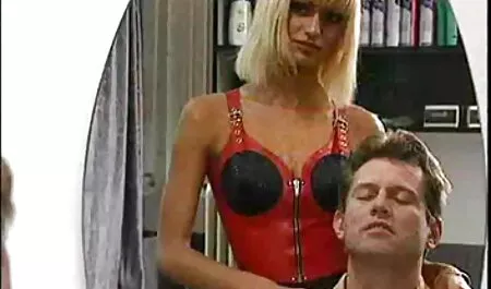 Гореща busty Лейла Роуз трие и дълбоко гърло филм играчки wet L.